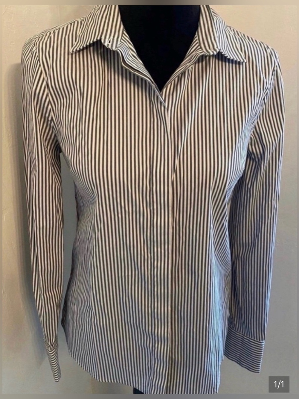 Women’s Tahari Long Sleeve Striped Button-Up Shirt in White and Navy (Size S)